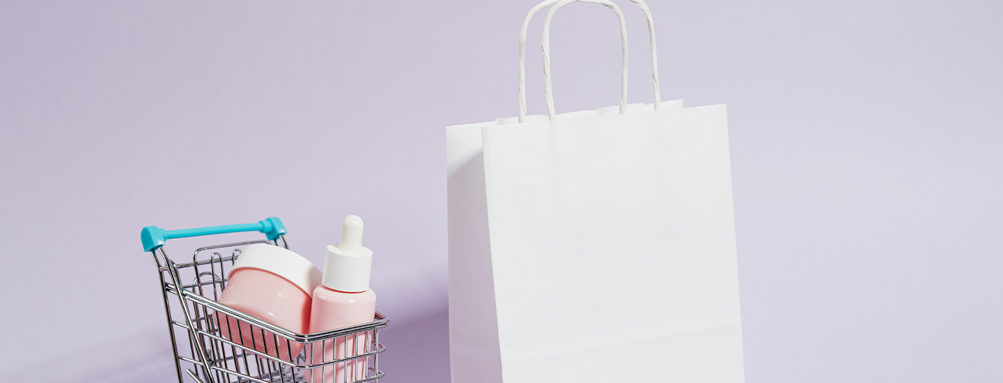 Indkøbskurv Med Produkter I Og Hvid Pose Med Lilla Baggrund